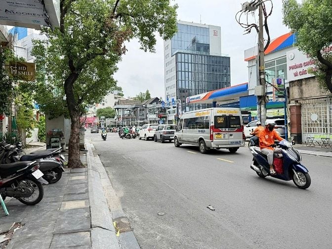 Mặt tiền Huỳnh Văn Bánh, 5 tầng, Mới, Ở liền, Nhỉnh 11 tỷ 