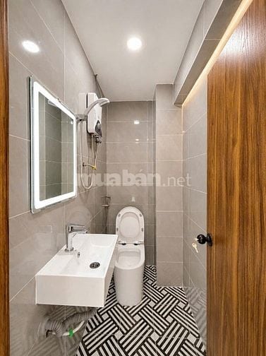 Mặt tiền Huỳnh Văn Bánh, 5 tầng, Mới, Ở liền, Nhỉnh 11 tỷ 