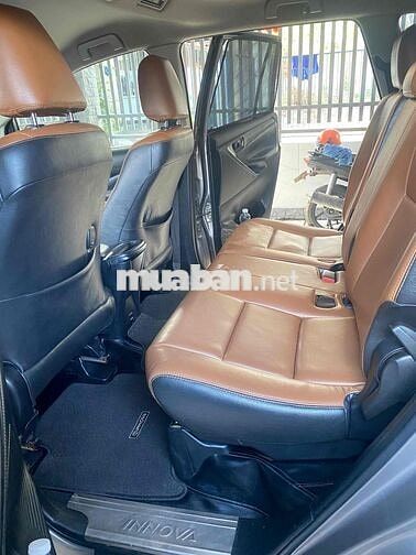 Toyota Innova 8 chỗ Số sàn Xăng Nâu vàng