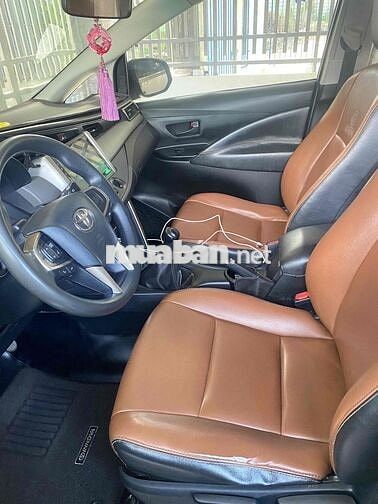 Toyota Innova 8 chỗ Số sàn Xăng Nâu vàng