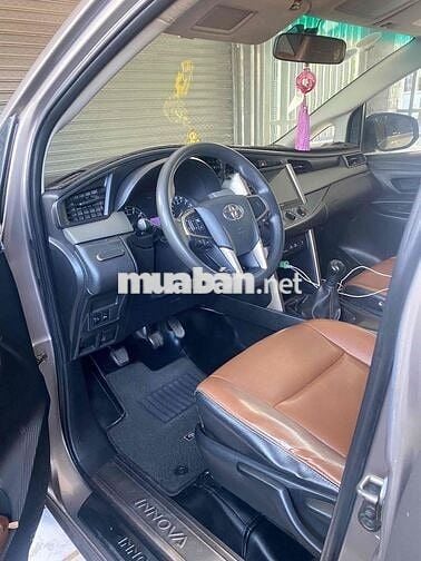 Toyota Innova 8 chỗ Số sàn Xăng Nâu vàng