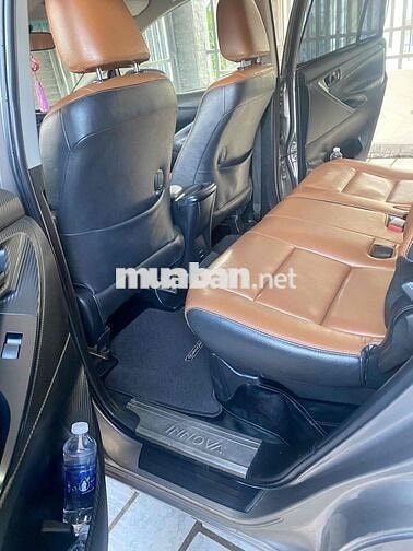 Toyota Innova 8 chỗ Số sàn Xăng Nâu vàng