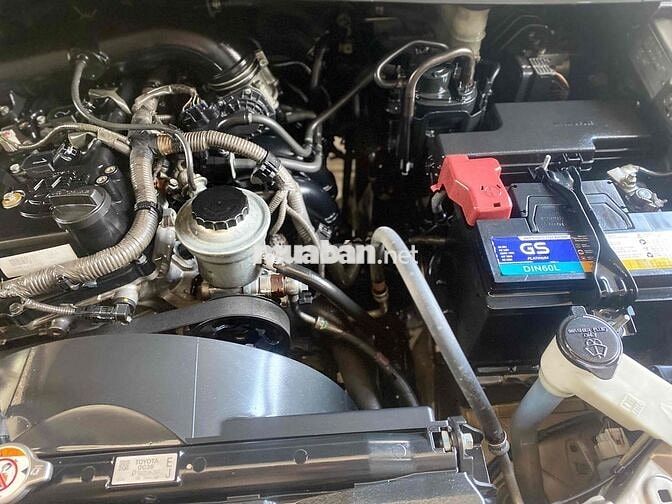 Toyota Innova 8 chỗ Số sàn Xăng Nâu vàng