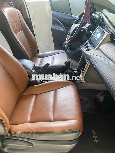 Toyota Innova 8 chỗ Số sàn Xăng Nâu vàng