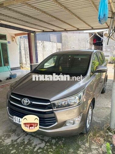 Toyota Innova 8 chỗ Số sàn Xăng Nâu vàng