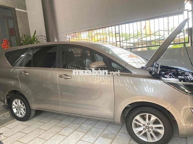 Toyota Innova 8 chỗ Số sàn Xăng Nâu vàng