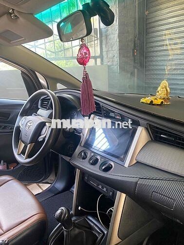 Toyota Innova 8 chỗ Số sàn Xăng Nâu vàng
