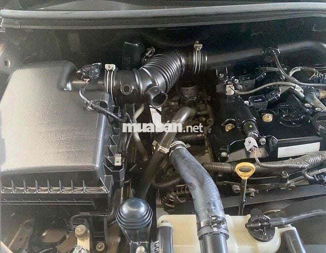 Toyota Innova 8 chỗ Số sàn Xăng Nâu vàng