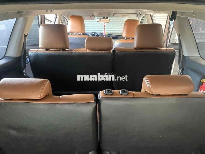 Toyota Innova 8 chỗ Số sàn Xăng Nâu vàng