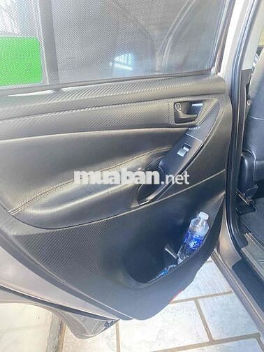 Toyota Innova 8 chỗ Số sàn Xăng Nâu vàng