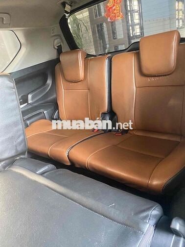 Toyota Innova 8 chỗ Số sàn Xăng Nâu vàng