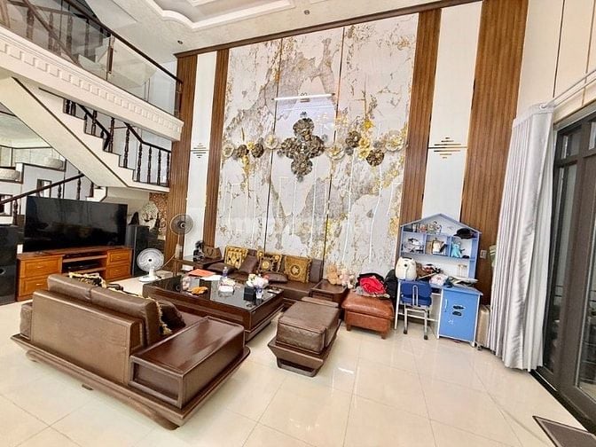 Nhà phố mơ ước rộng 102 m2 , 4PN, đường 8m tại Dĩ An giá 5.7 tỷ.
