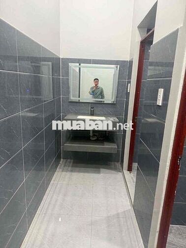 Nhà Hóc Môn cần bán 655triệu, 3 Toilet, 2 PN, cách Ngã Tư An Sương 20p