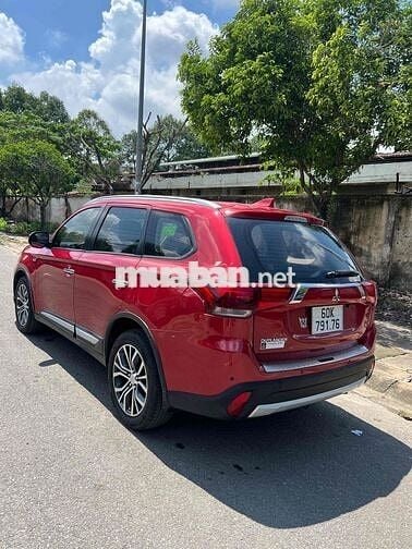 Mitsubishi Outlander 7 chỗ Tự động màu Đỏ