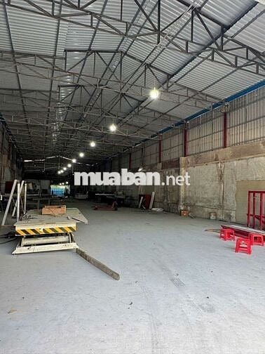 Xưởng Hơn 700 m2 👉 2 Mặt Tiền Xe Công ( Container)