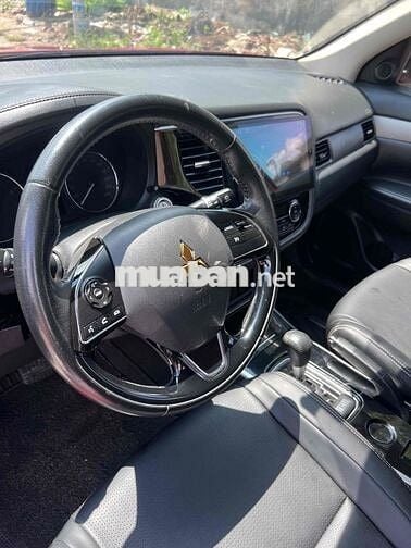 Mitsubishi Outlander 7 chỗ Tự động màu Đỏ