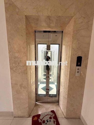 Cho thuê nhà góc KDC Him Lam Q7, 7.5x20m, Thang máy, Có hầm (Nhà trống