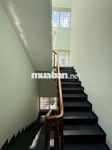 Cho thuê nhà góc KDC Him Lam Q7, 7.5x20m, Thang máy, Có hầm (Nhà trống
