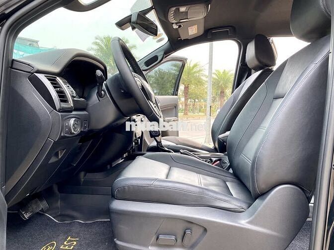 Ford Everest Titanium 2022 máy dầu 1 cầu màu đen
