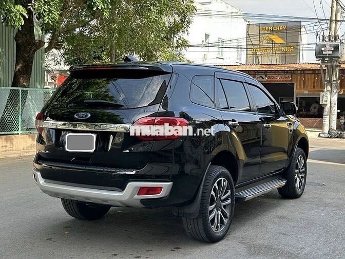 Ford Everest Titanium 2022 máy dầu 1 cầu màu đen