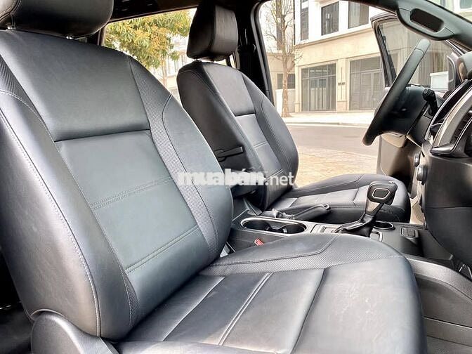 Ford Everest Titanium 2022 máy dầu 1 cầu màu đen