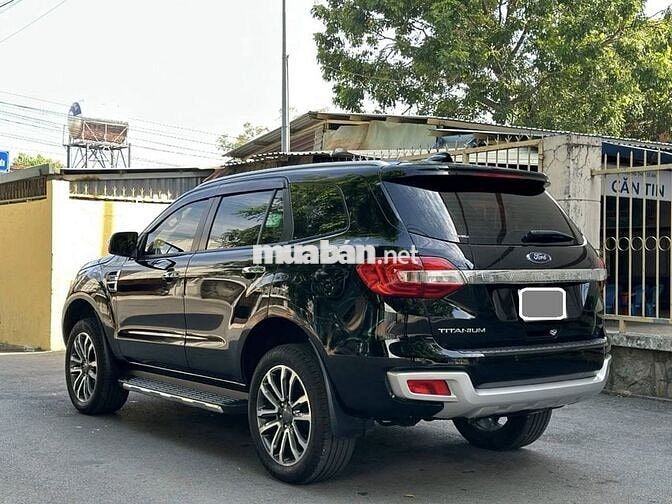 Ford Everest Titanium 2022 máy dầu 1 cầu màu đen