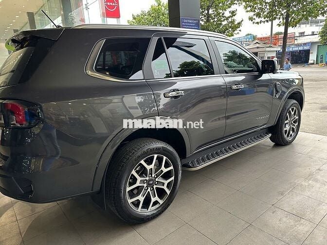 Ford Everest Titanium 2023, bảo hành 2028, Vay 75%
