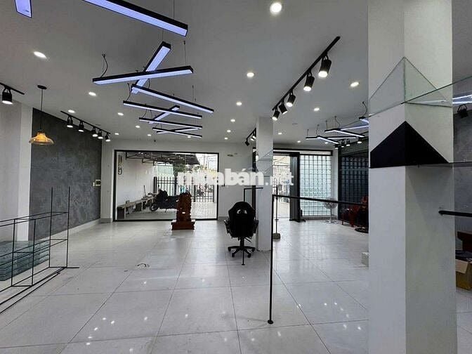 MẶT BẰNG GÓC 10X18M, FULL MÁY LẠNH, THANG MÁY. VP, SIÊU THỊ, DẠY HỌC