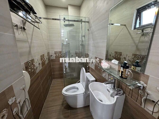 MẶT BẰNG GÓC 10X18M, FULL MÁY LẠNH, THANG MÁY. VP, SIÊU THỊ, DẠY HỌC