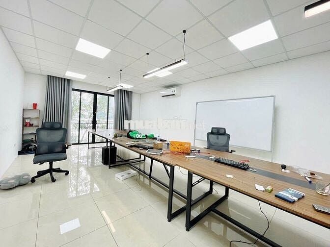 Cho thuê văn phòng tại đường Cát Linh sàn 60m2 thoáng nhiều ánh sáng.