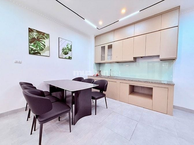Nhà đẹp thang máy ở ngay phố Dương Văn Bé, Dt 50m2, 5t, giá 12.9 tỷ.