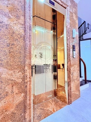 Nhà đẹp thang máy ở ngay phố Dương Văn Bé, Dt 50m2, 5t, giá 12.9 tỷ.
