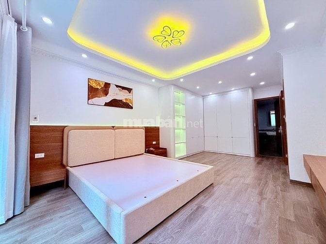 Nhà đẹp thang máy ở ngay phố Dương Văn Bé, Dt 50m2, 5t, giá 12.9 tỷ.