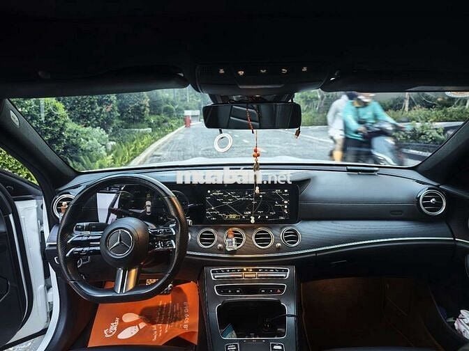 Mercedes-Benz E300 2024Trắng 17000 km