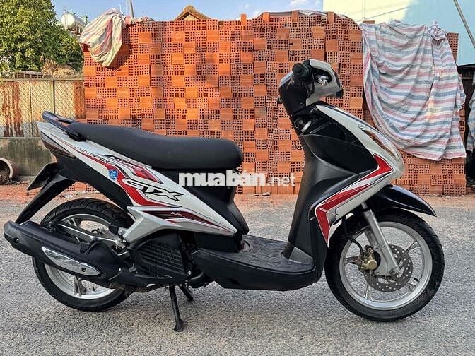 Yamaha Luvias 2012 Trắng Đen Đỏ