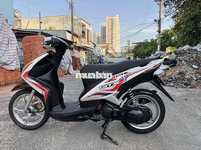 Yamaha Luvias 2012 Trắng Đen Đỏ