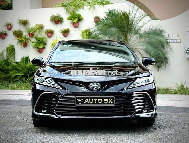 Toyota Camry 2.0Q Model 2022 - Đen 34.000 km