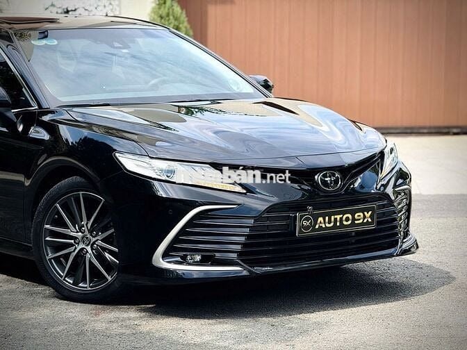 Toyota Camry 2.0Q Model 2022 - Đen 34.000 km