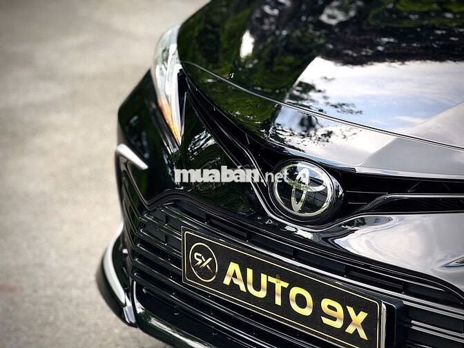 Toyota Camry 2.0Q Model 2022 - Đen 34.000 km