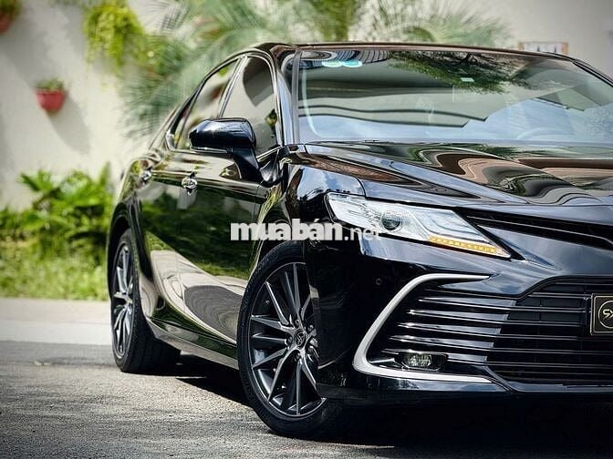 Toyota Camry 2.0Q Model 2022 - Đen 34.000 km