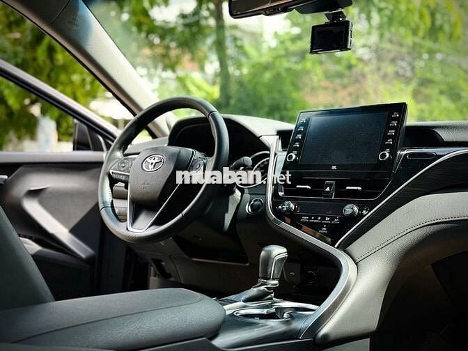 Toyota Camry 2.0Q Model 2022 - Đen 34.000 km
