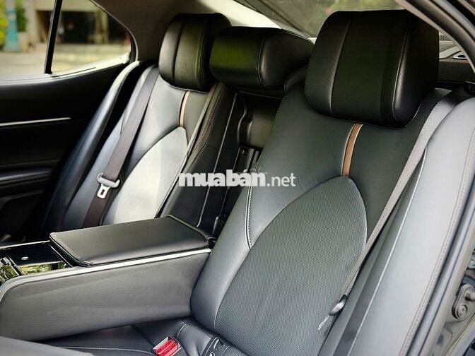 Toyota Camry 2.0Q Model 2022 - Đen 34.000 km