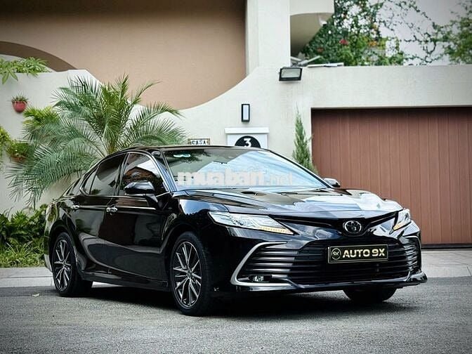 Toyota Camry 2.0Q Model 2022 - Đen 34.000 km