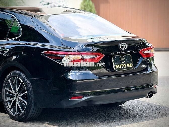 Toyota Camry 2.0Q Model 2022 - Đen 34.000 km