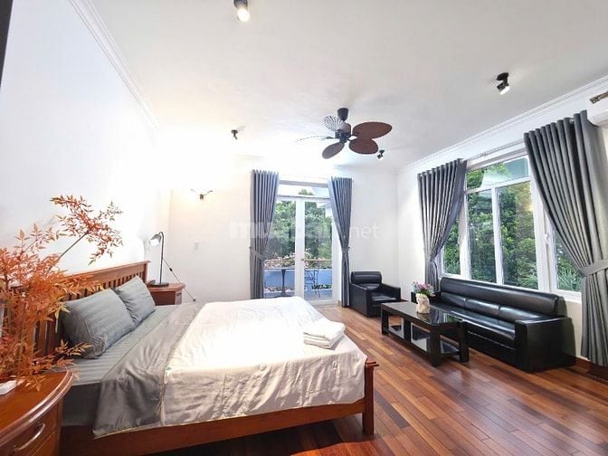 Cho thuê biệt thự MT 92 Quốc Hương, góc 2 MT Thảo Điền-DT: 18m x 24m