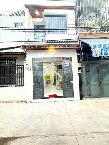 Cần bán nhà 1627/1a xe hơi trước nhà sổ chung với chủ nhà kế bên. 