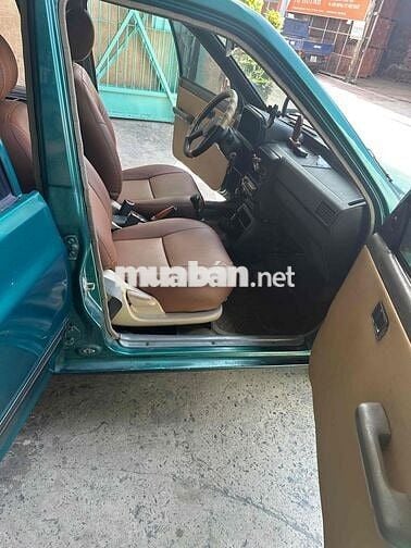 Xe thể thao 4 chỗ màu Xanh lá