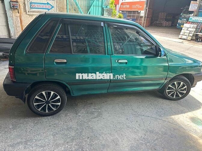Xe thể thao 4 chỗ màu Xanh lá