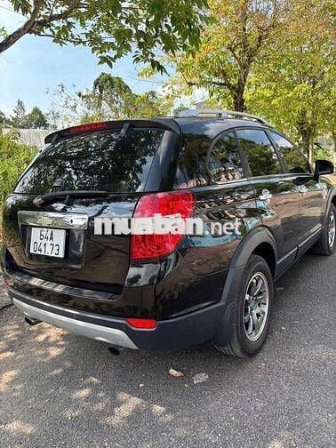 Chevrolet Captiva 7 chỗ số tự động dầu màu đen