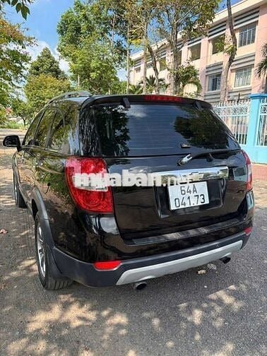 Chevrolet Captiva 7 chỗ số tự động dầu màu đen